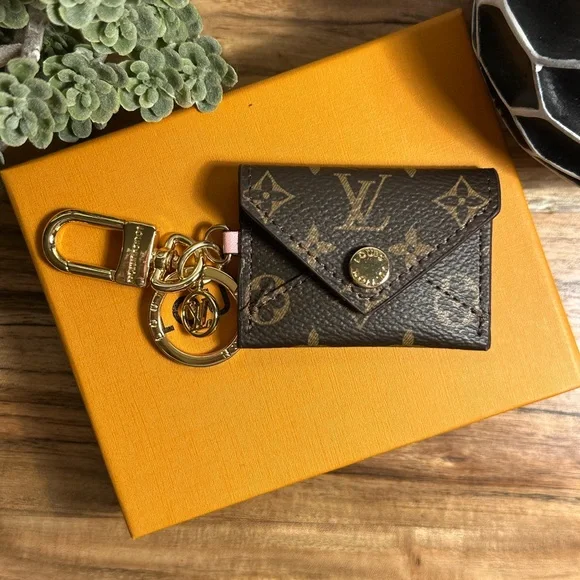 Louis Vuitton Monogram Key & Card Holder - Picture 9 of 9